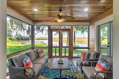 Image de Private Dock + Porch: Riverfront Darien Cottage