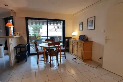 Image de T2 climatisé au cœur de Cavalaire, avec terrasse, garage, proche des plages et commerces