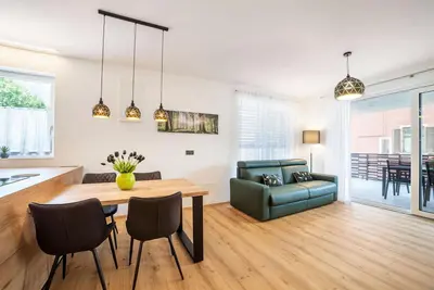 Image de \"Appartement en ville Jj\" avec terrasse couverte privée et garage