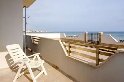 Image de Appartement de plage Casa Vacanza Maria avec vue sur la mer et balcon