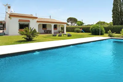 Image de Maison de vacances Casa Los Alamos avec piscine, Wi-Fi, climatisation et terrasse.