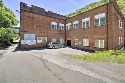 Image de 'Timeless' Gary Studio, Atv Trails On-Site!