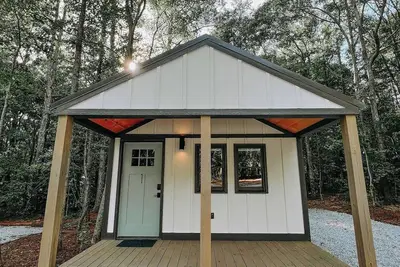 Image de Cabin #1: Studio style layout with kitchenette and a large gravel parking pad beside the cabin for easy boat or trailer storage.