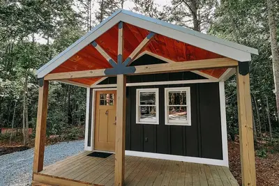 Image de Cabin #4: Two queen-size beds with a kitchenette and a large gravel parking pad beside the cabin for easy boat or trailer storage.