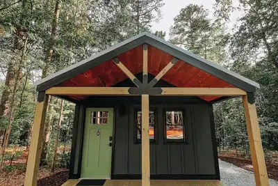 Image de Cabin #6: Studio style layout with kitchenette and a large gravel parking pad beside the cabin for easy boat or trailer storage.