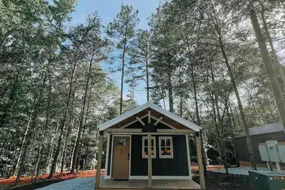 Image de Cabin #8: Studio style layout with kitchenette and a large gravel parking pad beside the cabin for easy boat or trailer storage.