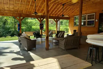 Image de Cabin is 1 mile off I-26 along side S Indian Creek, which is stocked with trout.