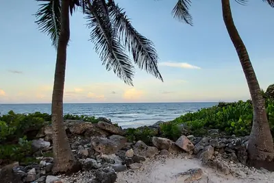 Stylish Jungle Condo, Walking Distance to Beach
