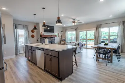 Image de Lake + Mountain View 6br | Hot Tub + Mins to Sdc