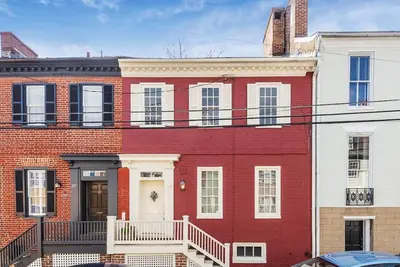 Image de Charming 239-year-old former tavern 1 block to water & shops