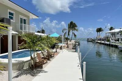 Image de New waterfront, oceanview, 3 king bedrooms, w/full baths + 1/2 bath w/pool, dock