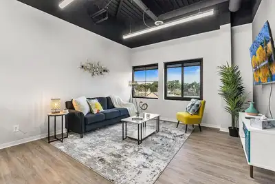 Image de ★ Luxury 1bd Loft in Dearborn ★ Comfy Queen Bed & Free Parking | Near Detroit