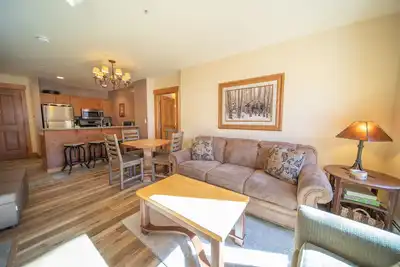 Image de Ground-Floor Unit W/Fireplace, Near the Ski Lifts!