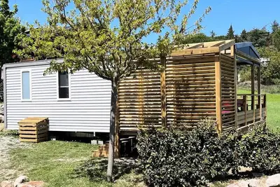 Image de Mobil-Home Living Confort 27m² 2 chambres + terrasse couverte intégrée + climatisation + Tv 4 personnes