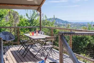 Image de Flower Lodge sur pilotis Confort 34m² 2 chambres + terrasse couverte 10m² + Tv 4 à 5 personnes - 4 pers. inclus dans le tarif