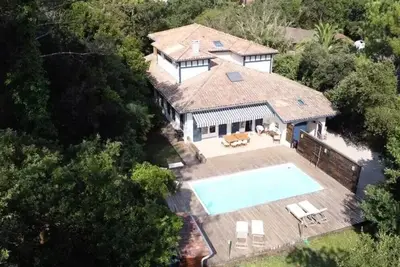 Image de Villa des Acacias mit schönem Garten und beheiztem Pool zwischen See und Meer. Kostenloses Wlan