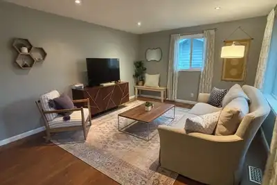 Image de Cozy home with large yard oasis!