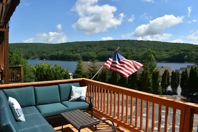 Image de Spring has Sprung at our Centrally Located Lake View Condo that sleeps 6!