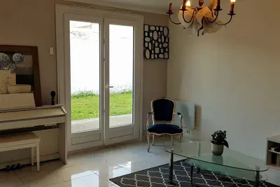 Maison avec jardin et parking 15 minutes des champs Elysées