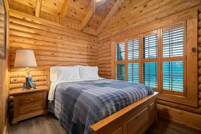 Oak Hill Cabin - cozy cabin, gazebo, and more!