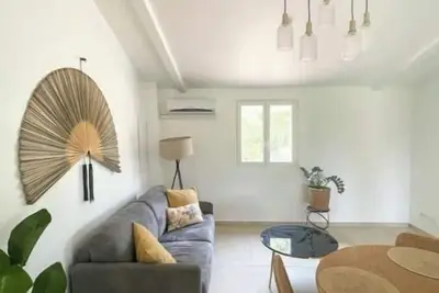 Image de Appartement avec une chambre, piscine et tennis.