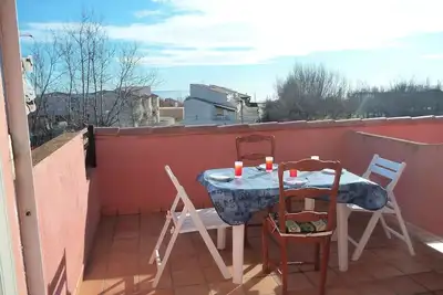 Image de Appartement avec terrasse bien ensoleillée et petite vue mer