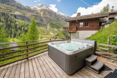 Image de Chalet, 200m des commerces, terrasse, balcon, cheminée ou poêle à bois, télévision, casier à ski