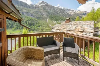 Image de Chalet, 200m des commerces, vue montagne, terrasse, balcon, cheminée ou poêle à bois, télévision