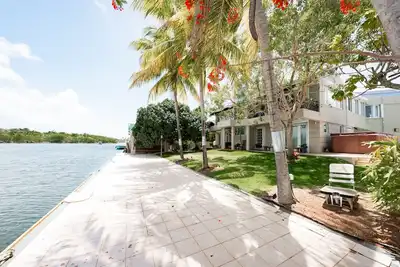 Image de Luxury Waterfront Villa w/ Pool, Spa, Sauna, & Dock—10Min from San Juan&Airport\n