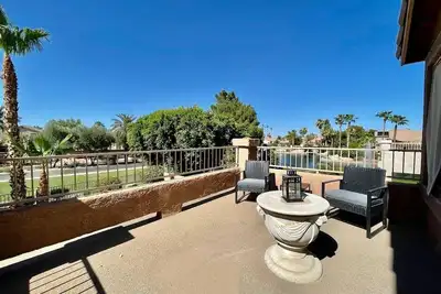 Image de Balcony! patio! outdoor dining! pool! 4 bedrooms!