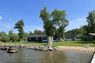 Image de Round Lake Lake House <br>Beautiful lake home on the water with sandy beach