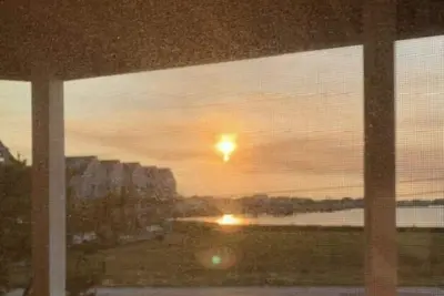 Image de Gorgeous Bayviews &1 short block to beach!