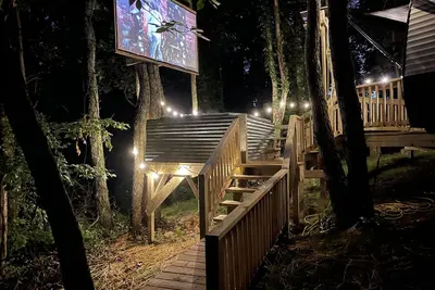 Image de Posh Mountain Camping w/ 120\" Screen Theater ·Hot-Tub · Firepit · Hiking Trails