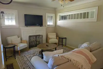 Image de Charming Downtown Bungalow