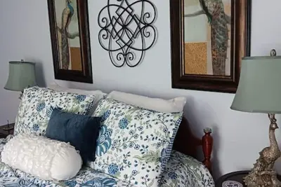 Image de Park Ave Peacock in the heart of Cleveland Tn