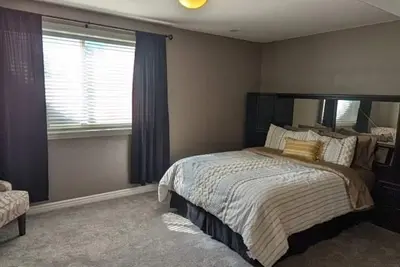 Image de Studio apartment in walk out basement with amazing city view!