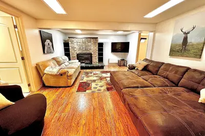 Image de Large 4 Bedroom, Minutes from Mountains, Inlet, Airport and Downtown.