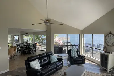 Image de Waterfront 5 bedroom /3 full bathroom with Panoramic views on open water