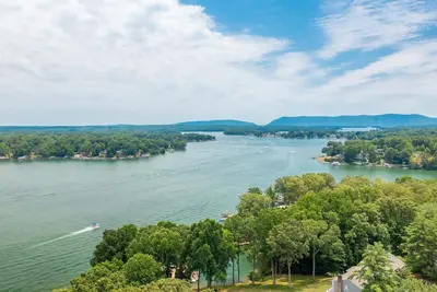 Image de Renovated in 2024 3 Levels Lakefront Townhouse in the heart of Sml.