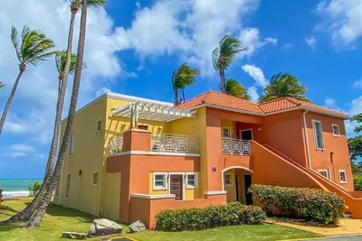 Beautiful 3 br for 7 beachfront walkout villa!