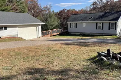 Image de Newer 4 bdrm lake home 5 minutes from everything Danbury