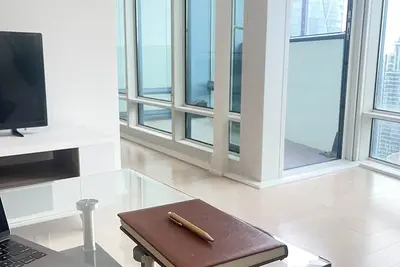 Image de Lake Views High Floor 1 Bed + 2 Bath + Den