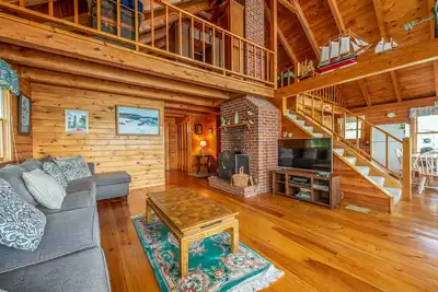 Image de Bay-View. Waterfront Log cabin on the bay. Pet Friendly.