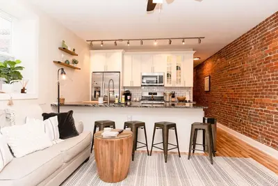 Image de Luxury Condo Near Shady side Hospital | King Bed