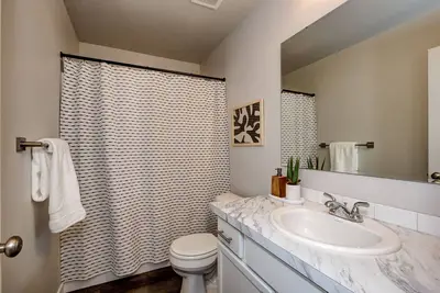 Image de ⛰️Brand New 4-Bdrm Home⛰️Farmhouse at Grand Rapids