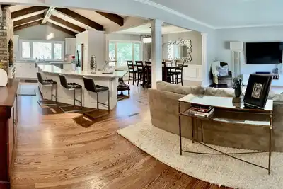 Image de Ultra Lux House Equipped with Large Chef’s Kitchen