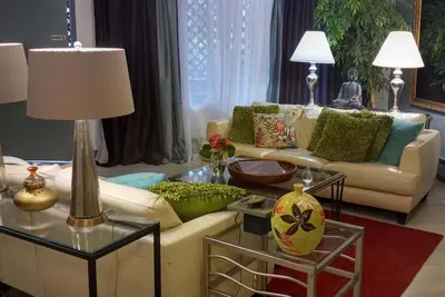 Image de Family or Corporate Comfort. 8+ minutes to airport & walk to great dining!