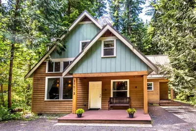 Image de Spacious retreat, Pet Friendly, Hot Tub, outdoor entertaining space, Sauna and Fireplace!