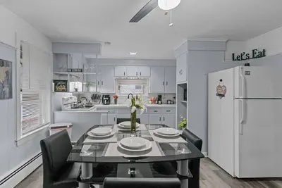 Image de New! Spacious & Newly Remodeled Home + Free Parking + 5 Mins From Pvd Airport