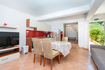 Image de Appartement de deux chambres avec la terrasse et la vue sur le mer Tkon, Pasman (A-19913-a)